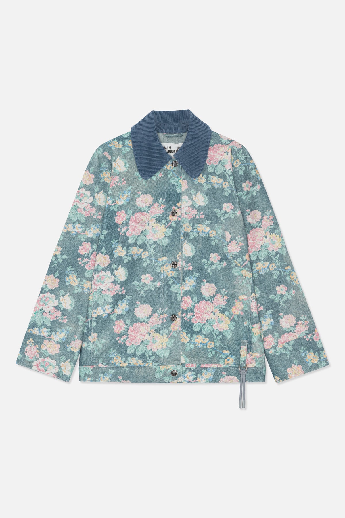 Vooraanzicht van een blauw jasje met bloemenprint, brede geribde kraag, knoopsluiting, opgestikte zakken en een verstelbaar trekkoord in de zoom.