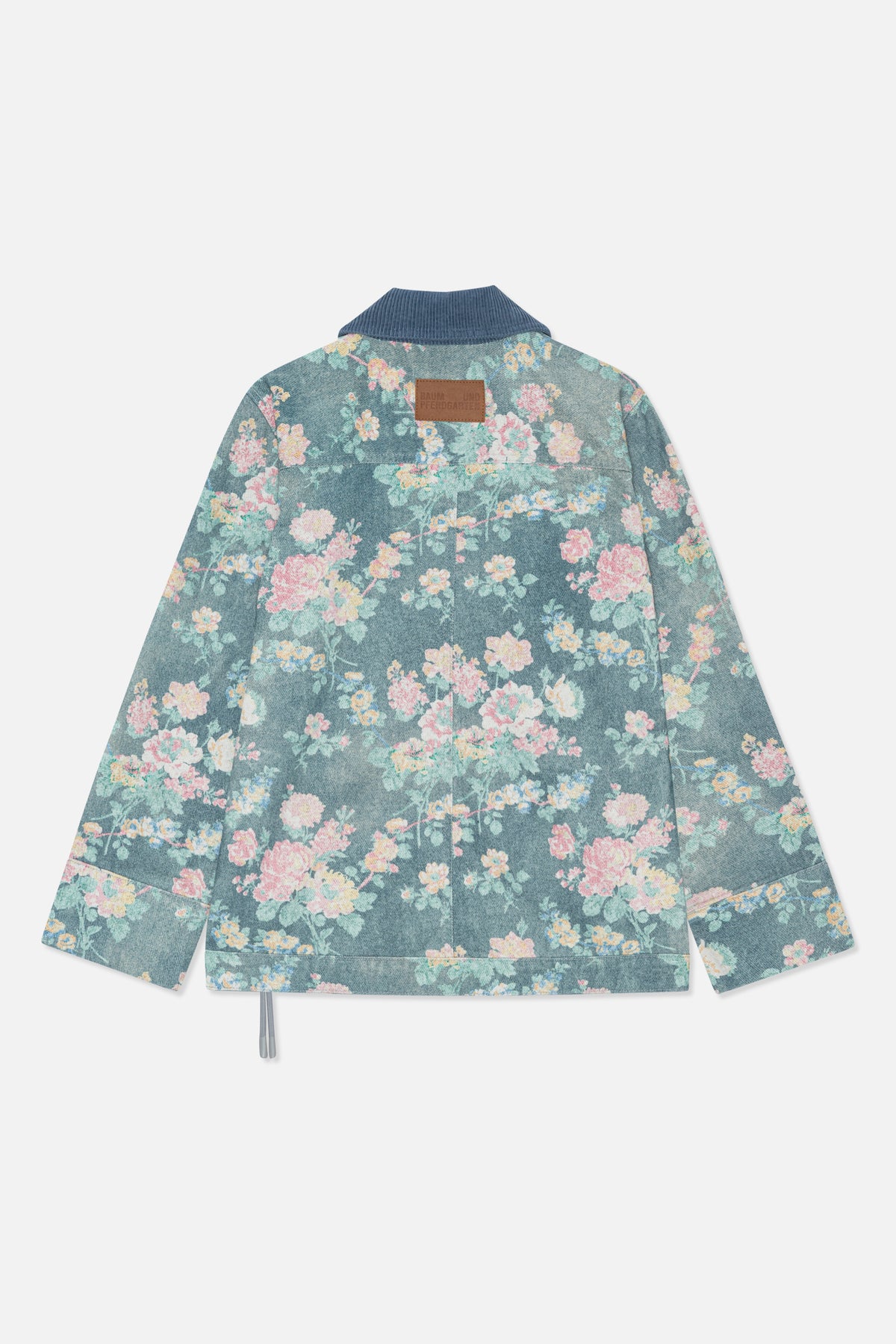 Achteraanzicht van een blauwe denimjas met all-over pastelkleurige bloemenprint, donkerblauwe ribfluwelen kraag en bruine logo-patch.