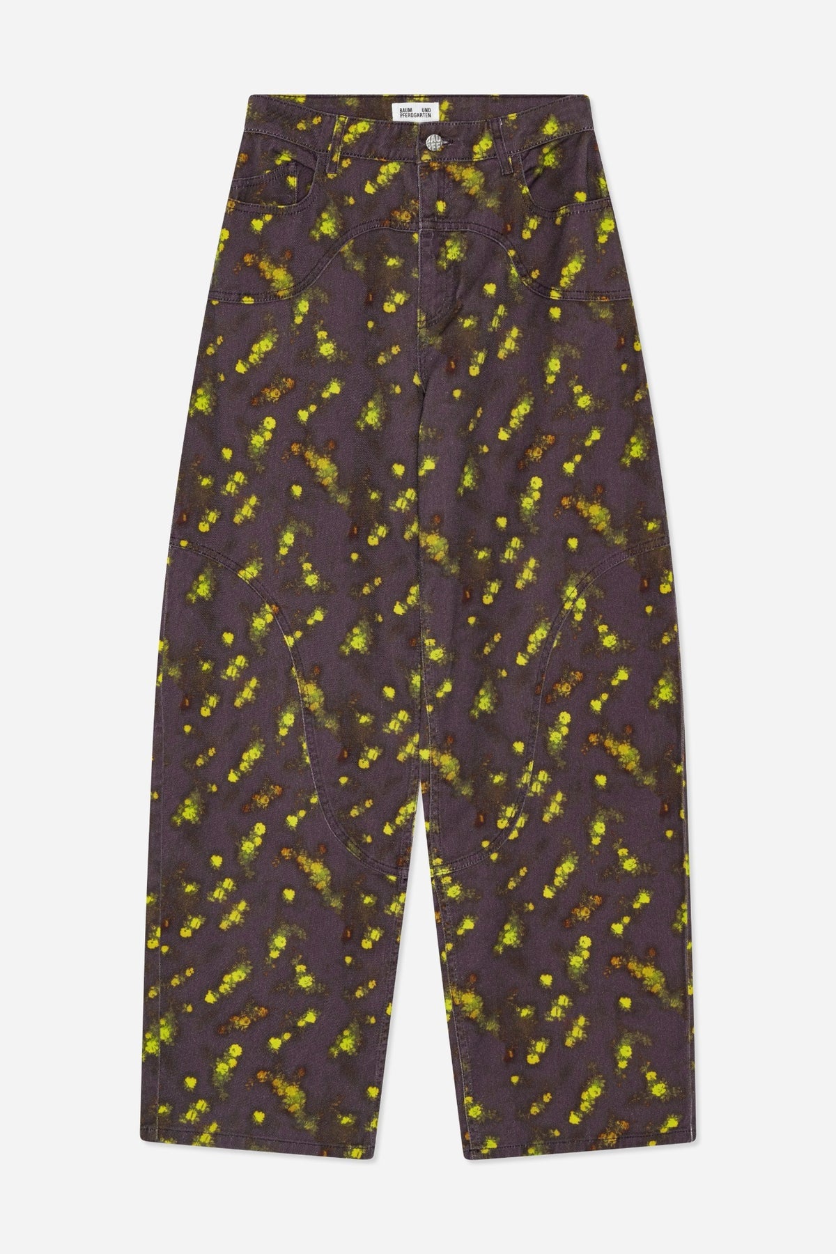 Vorderansicht einer Wide-Leg-Jeans mit dunkelpflaumenfarbenem Grund, verstreutem gelb-grünem und rostfarbenem Blumenmuster sowie geschwungenen vorderen Nähten und Taschen.