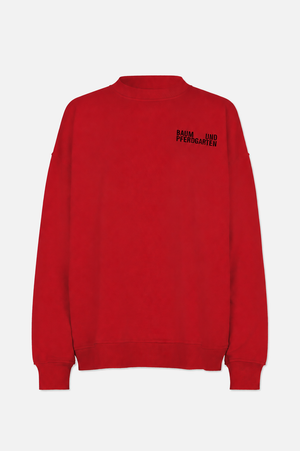 Felrood sweatshirt met ronde hals, geribde kraag, manchetten en zoom, met een zwart Baum und Pferdgarten borstlogo; vooraanzicht
