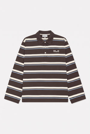 Vorderansicht eines dunkelbraunen Langarm-Poloshirts mit creme- und hellblauen horizontalen Streifen und Brustlogo.