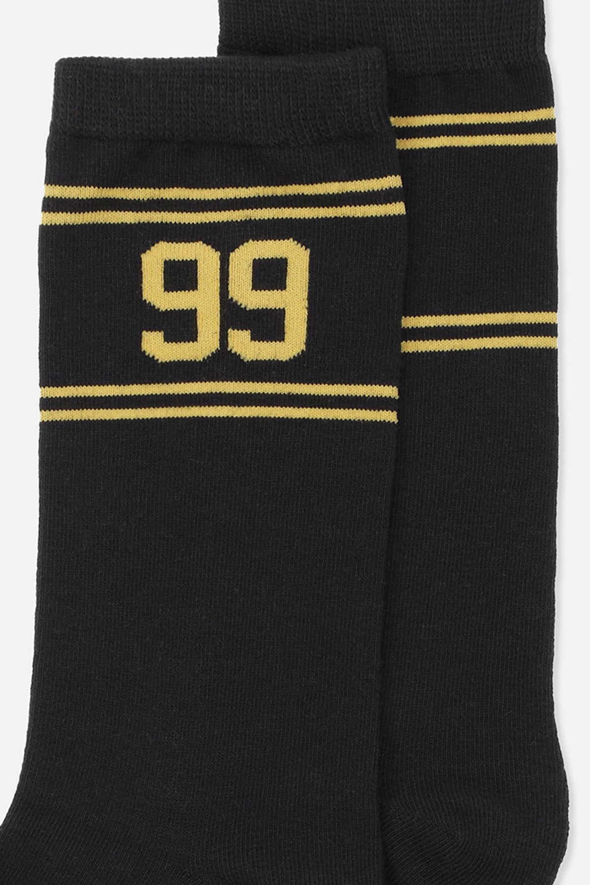 Paire de chaussettes mi-mollet côtelées noires, rayées de jaune et ornées d'un grand «99» jaune.