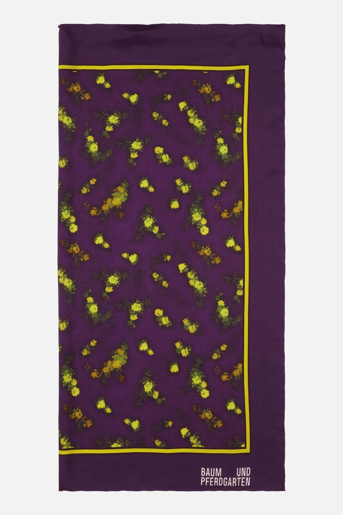 Rechteckiger violetter Schal mit eingefasstem Mittelteil, das mit verstreuten gelben Blumen bedruckt ist, sowie dem Baum und Pferdgarten-Logo nahe einer Kante.