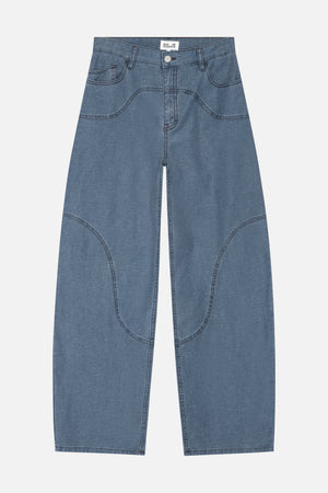 Vorderansicht blauer Denim-Jeans mit Knopfbund, geschwungenen Vordertaschen und markanten, gebogenen Teilungsnähten an den Beinen.