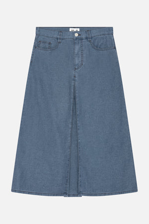 Frontansicht eines blauen denim-A-Linien-Rocks mit Gürtelschlaufen, Knopfverschluss, Vordertaschen und einer mittigen Naht vorn.