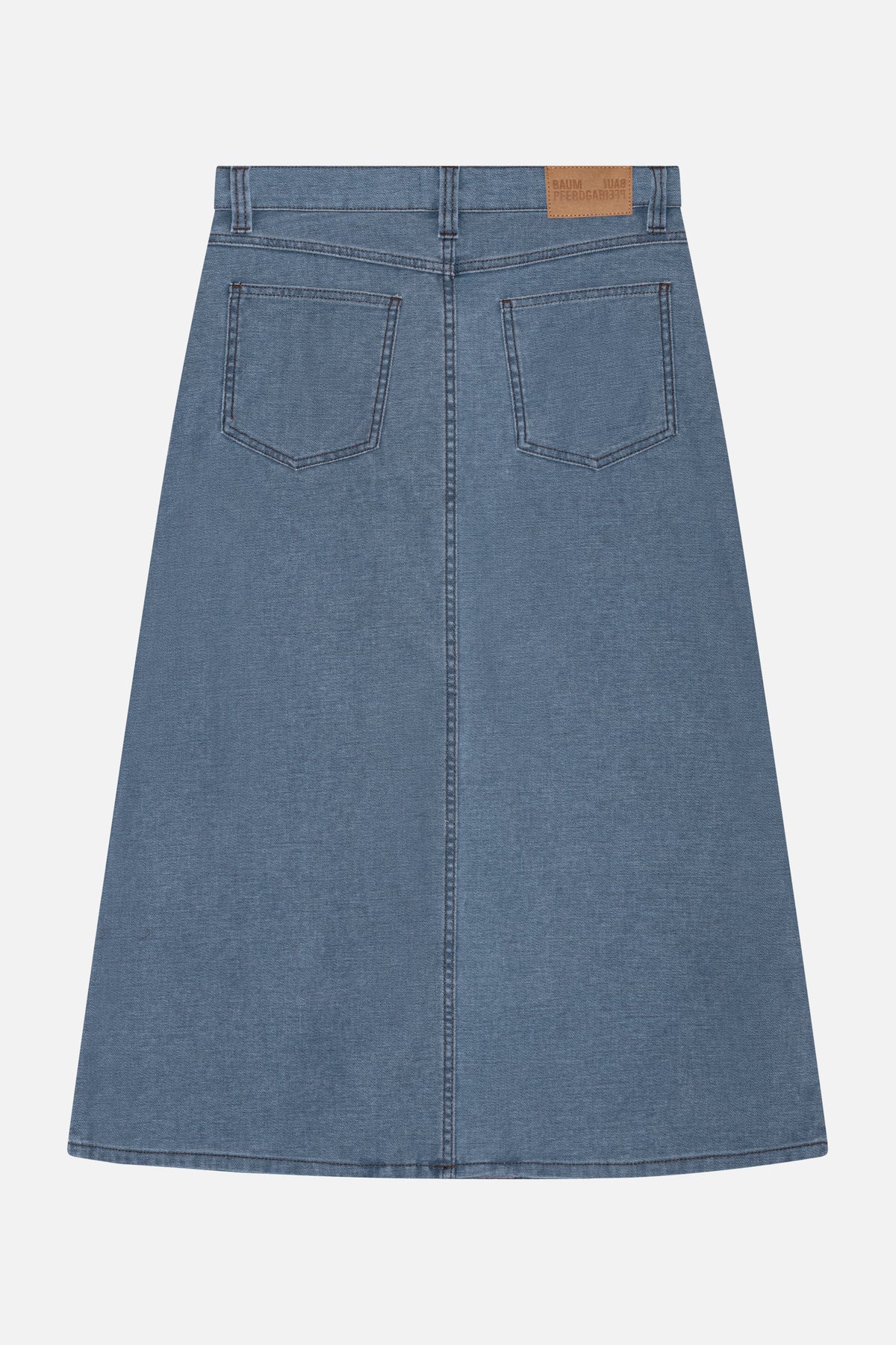 Blauer denim-A-Linien-Rock, Rückansicht, mit zwei aufgesetzten Taschen, Kontrastnähten, Gürtelschlaufen und beigem Logo-Patch.