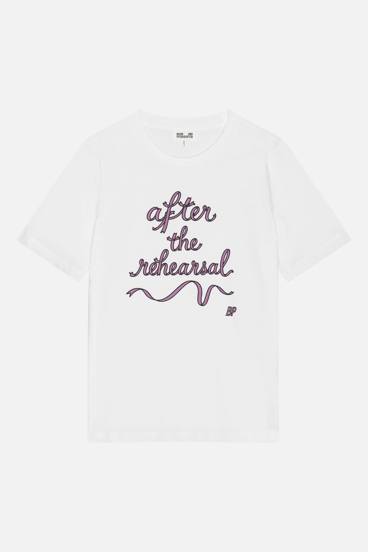 Vorderansicht eines weißen T-Shirts mit kurzen Ärmeln und Rundhalsausschnitt, mit pinker Schrift "after the rehearsal" und einem Schleifenmotiv.